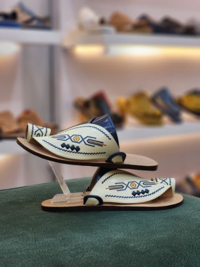 صورة زبيري وطني مطرز  ارضيه جلد مديل م16